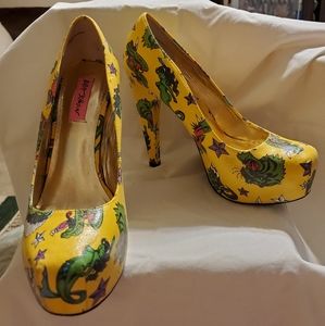 Betsey Johnson Yellow tattoo stiletto pumps